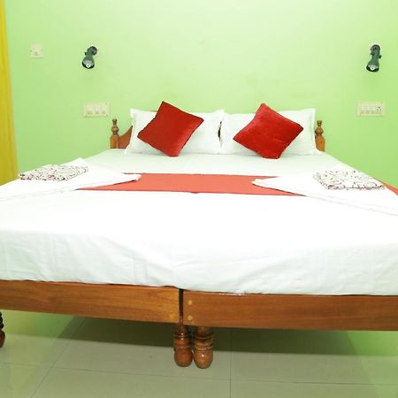 Shirleys Beach Hotel Kovalam Bagian luar foto